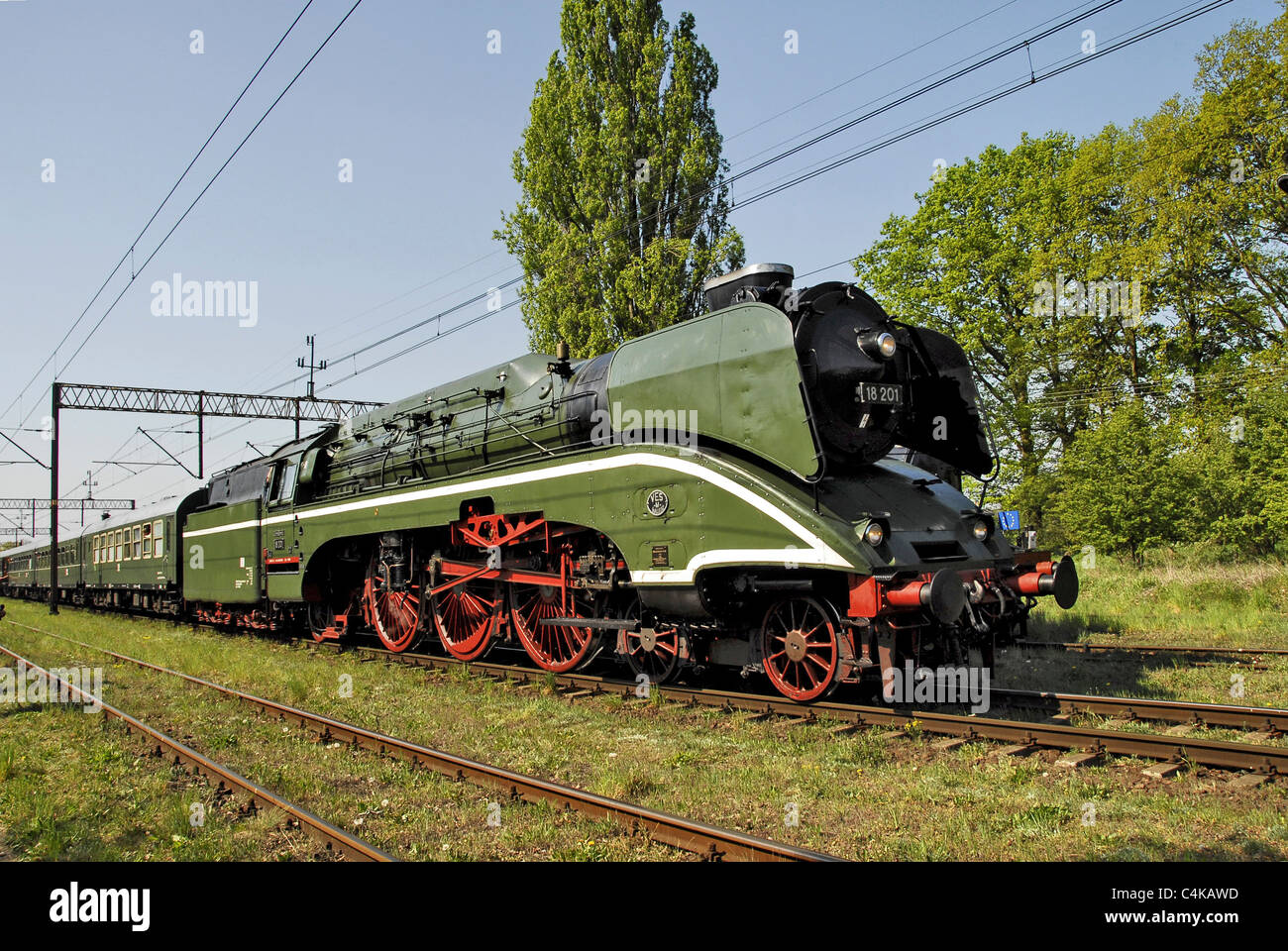 Grande e suggestivo vapore tedesco loco rilasciando vapore acqueo in Polonia Foto Stock