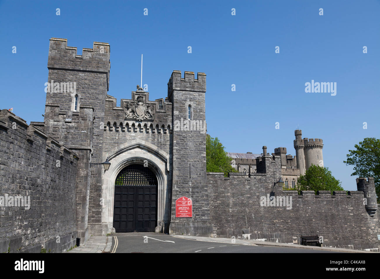 Chiuso high street cancello di ingresso al Castello di Arundel Foto Stock