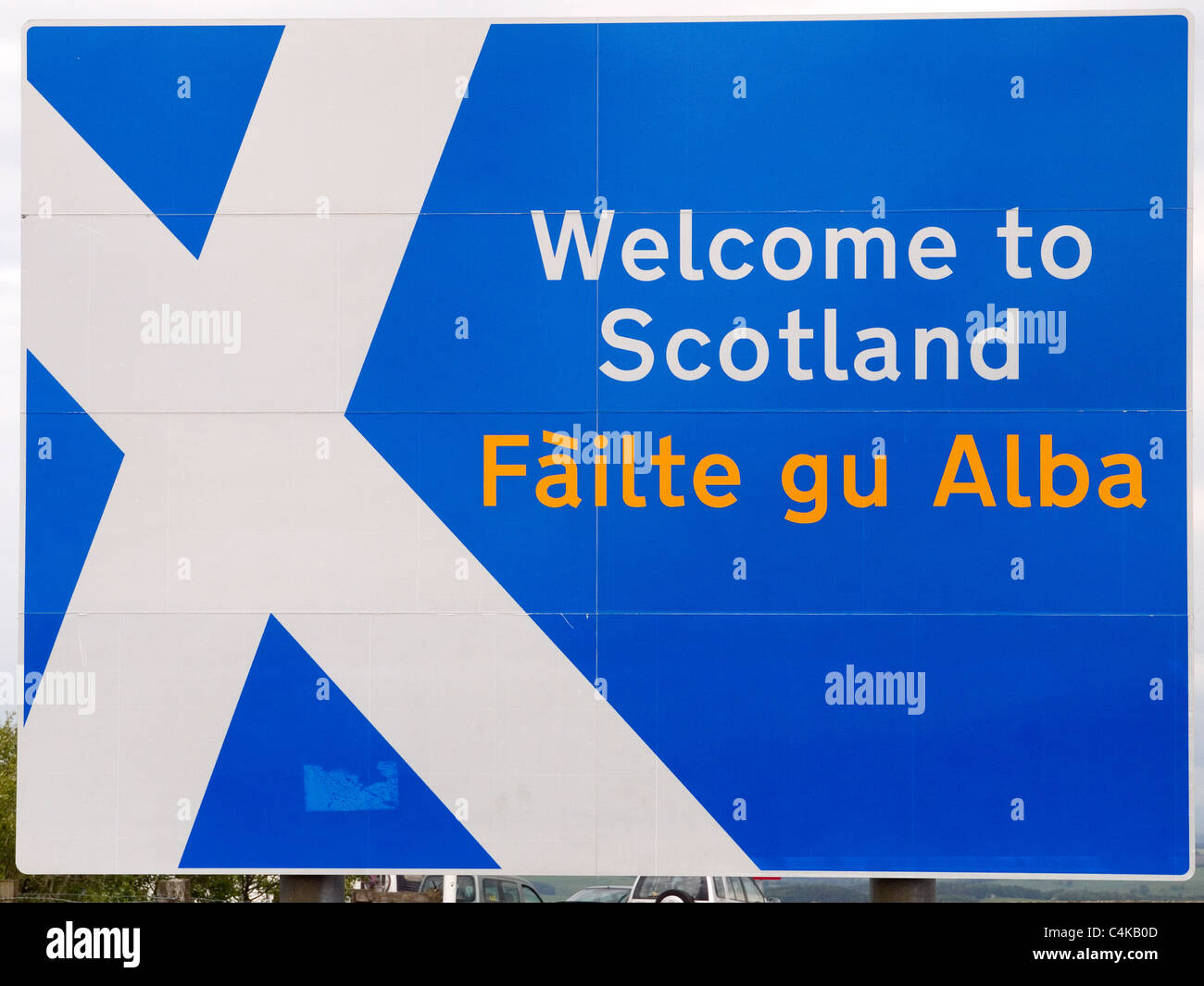Benvenuto a Scotland road sign in inglese e lingue gaelico a Carter Bar sul confine tra Inghilterra e Scozia Foto Stock