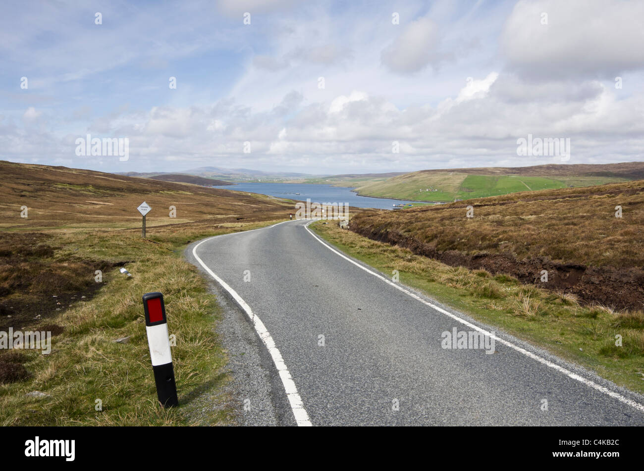 A binario unico paese rurale road con passaggio di luoghi. Voe, Isole Shetland Scozia, Regno Unito, Gran Bretagna. Foto Stock