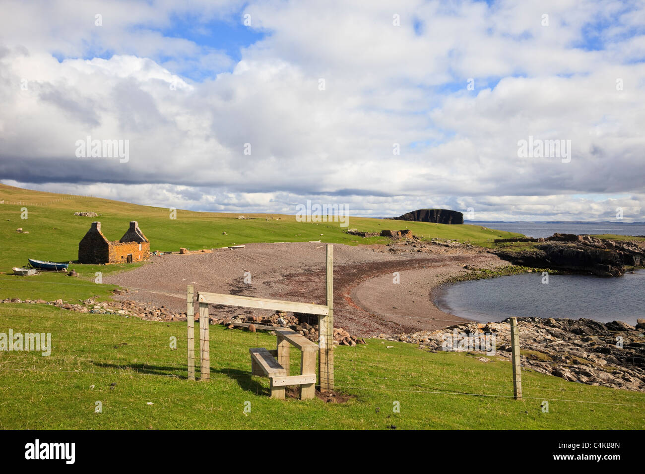 Haaf vecchia stazione di pesca con resti del XIX secolo lodges intorno a spiaggia. Stenness, Eshaness, isole Shetland, Scotland, Regno Unito Foto Stock