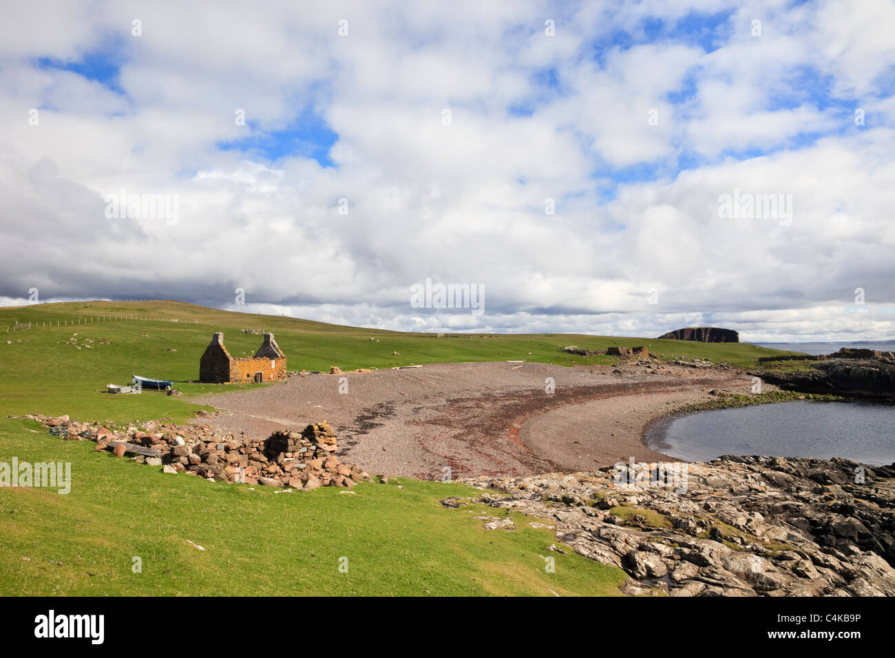 Stenness, Eshaness, isole Shetland, Scotland, Regno Unito. Haaf vecchia stazione di pesca con resti del XIX secolo lodges intorno beach Foto Stock
