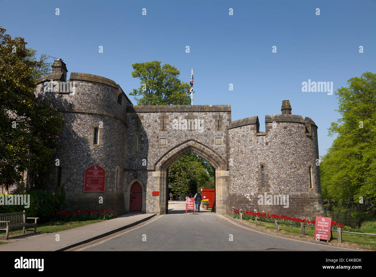 I turisti ospiti Mill road ingresso al Castello di Arundel Foto Stock