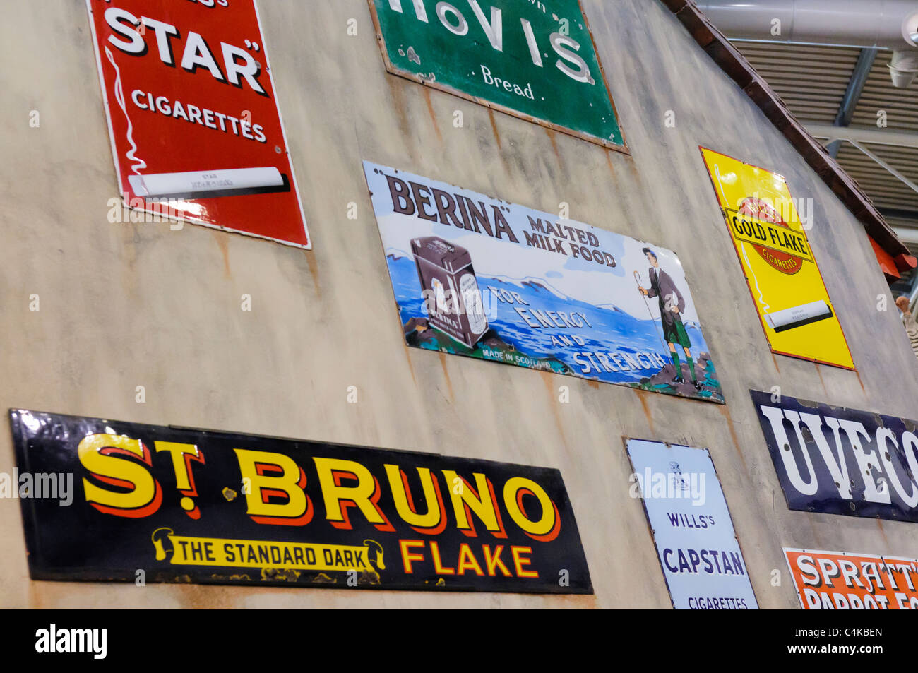Tabacco e cibo pubblicità sul lato di un vecchio negozio Foto Stock