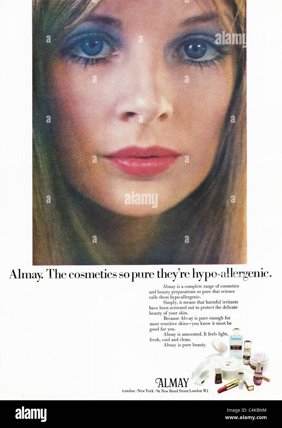 Pagina piena originale di annuncio nella rivista di moda circa 1969 per ALMAY cosmetici Foto Stock