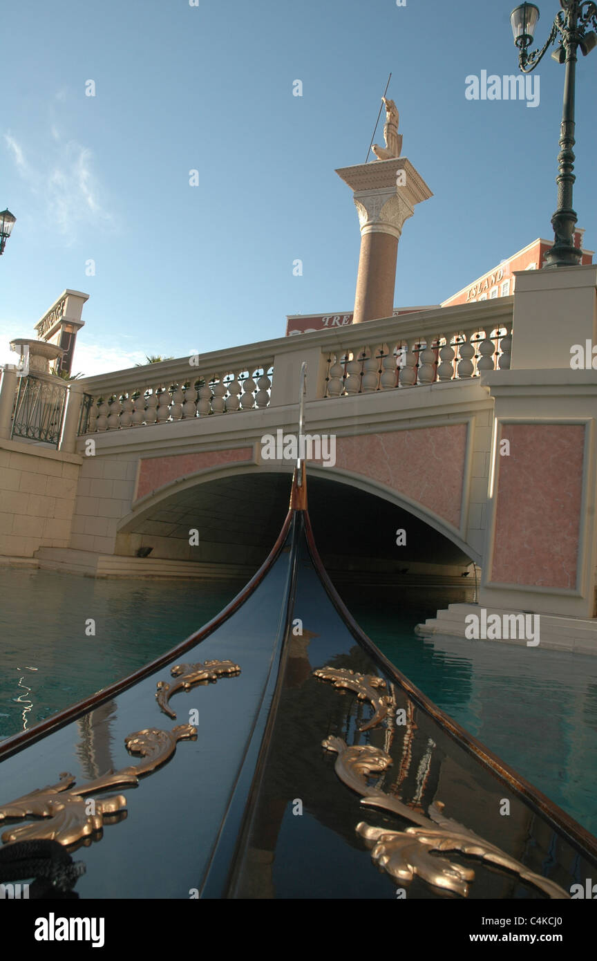 Una gondola scivola attraverso l'uomo fatto canali del Venetian hotel di Las Vegas, Nevada. Foto Stock