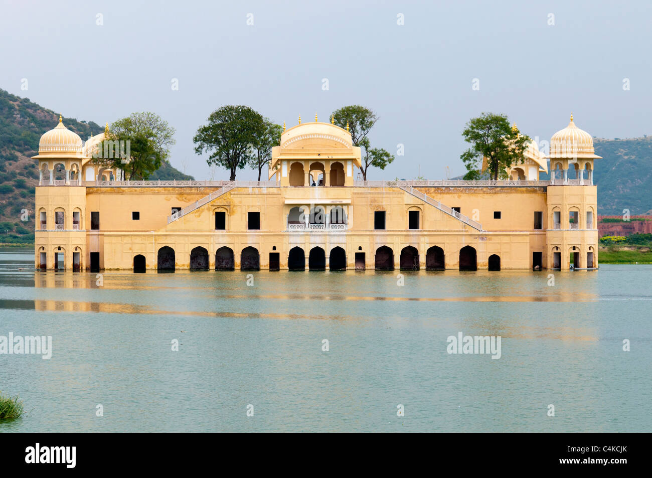 Jal Mahal (che significa "Acqua Palace") è un palazzo situato nel cuore dell'uomo Sagar lago nella città di Jaipur, Foto Stock