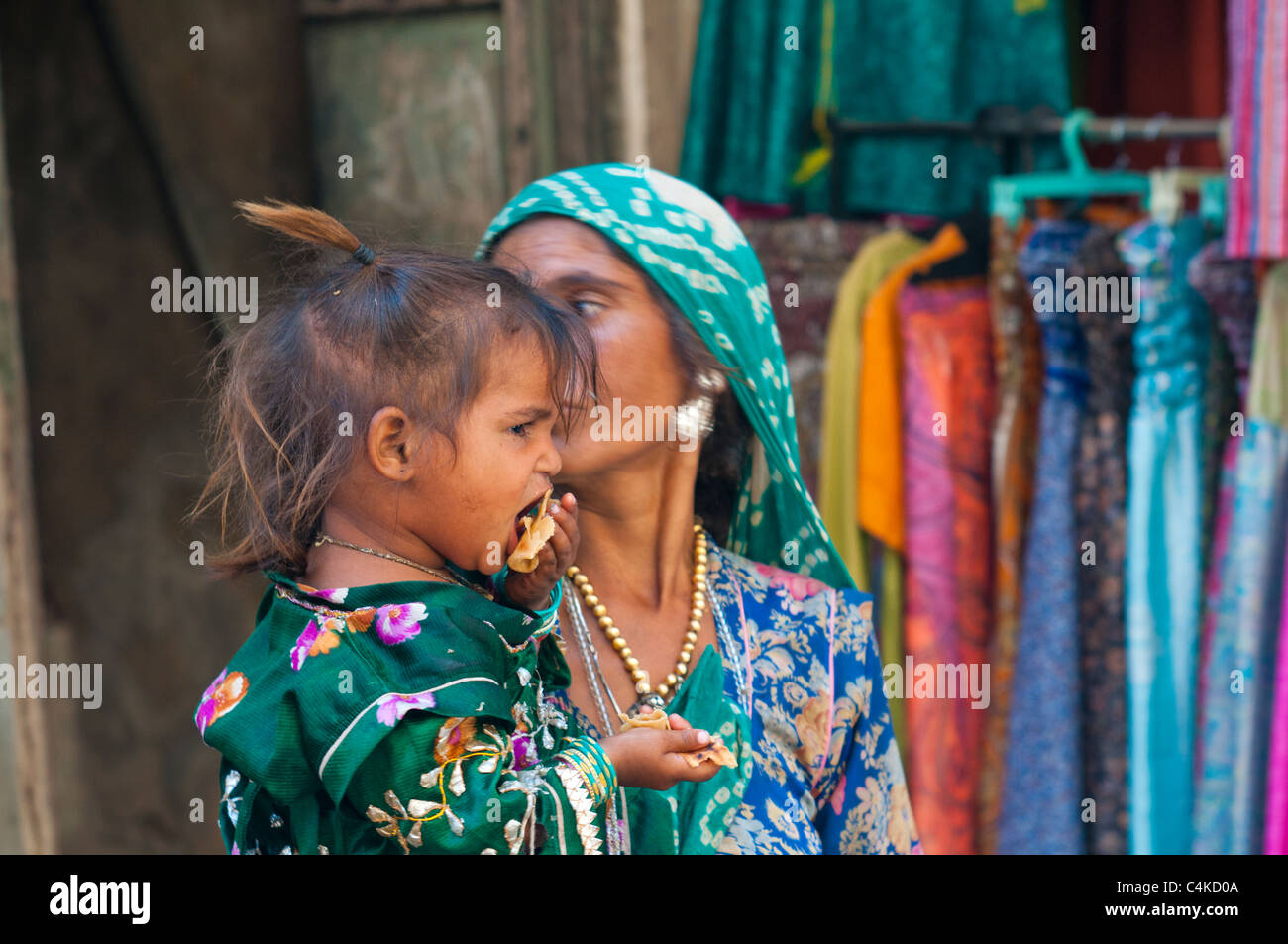 Donna con bambino, Pushkar, Rajasthan, India Foto Stock