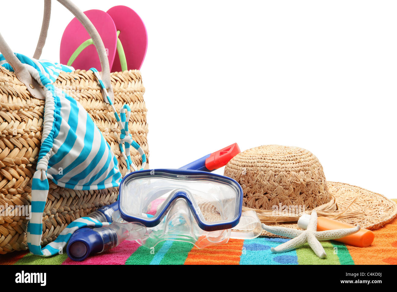 Borsa da spiaggia con il costume da bagno e attrezzatura per immersioni.isolati su sfondo bianco. Foto Stock