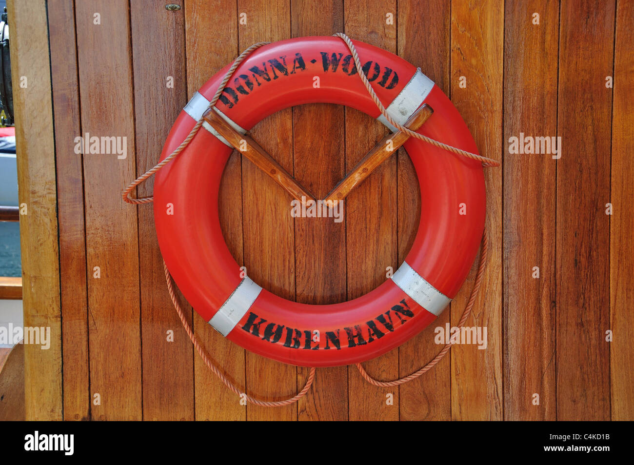Boa salvavita su ketch di legno, canale di Nyhavn, Copenaghen (Kobenhavn), Regno di Danimarca Foto Stock