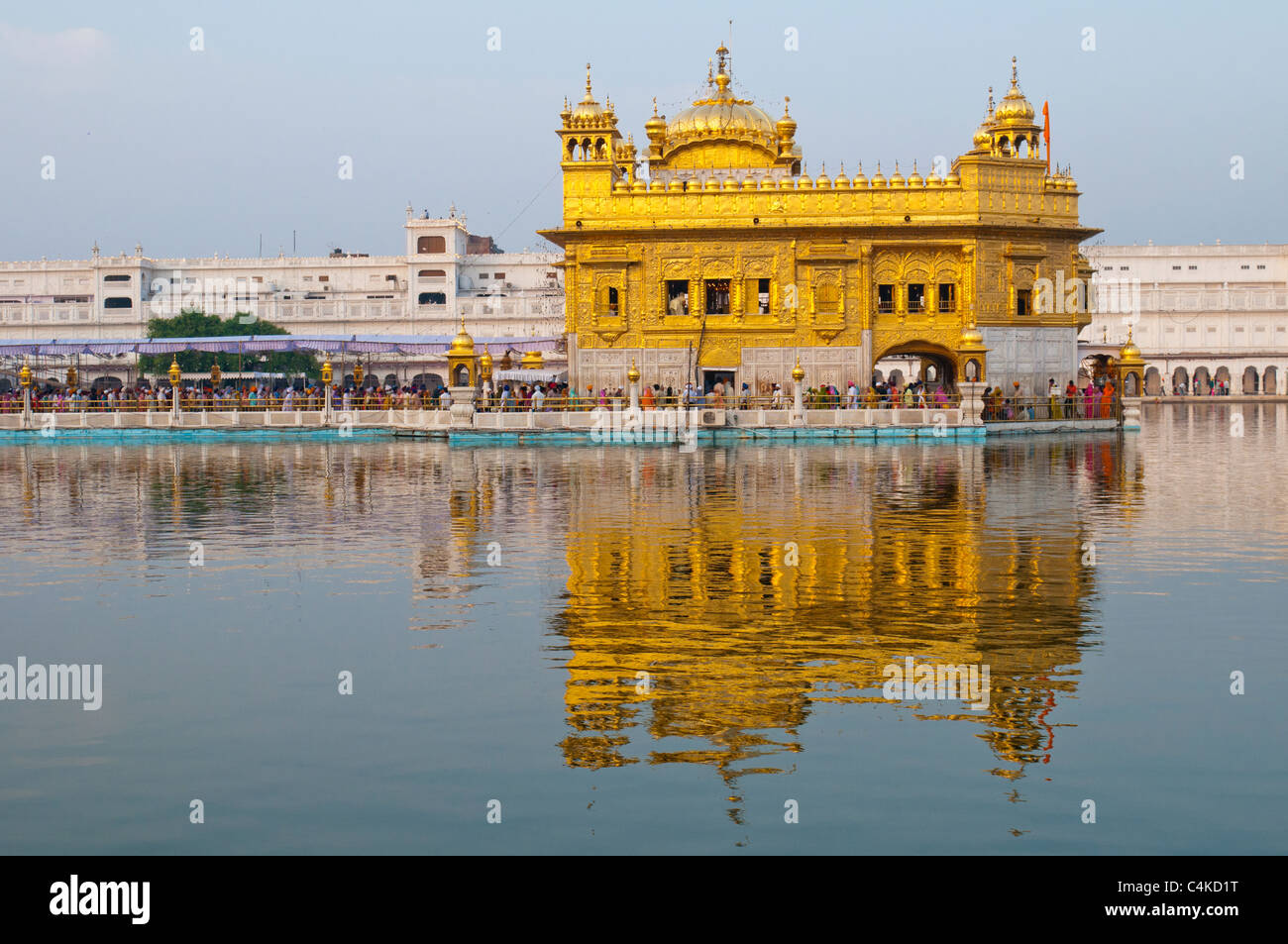 L'Harmandir Sahib (la dimora di Dio) o Darbar Sahib a cui si fa riferimento anche come Tempio d'oro, Amritsar Punjab, India, Asia Foto Stock