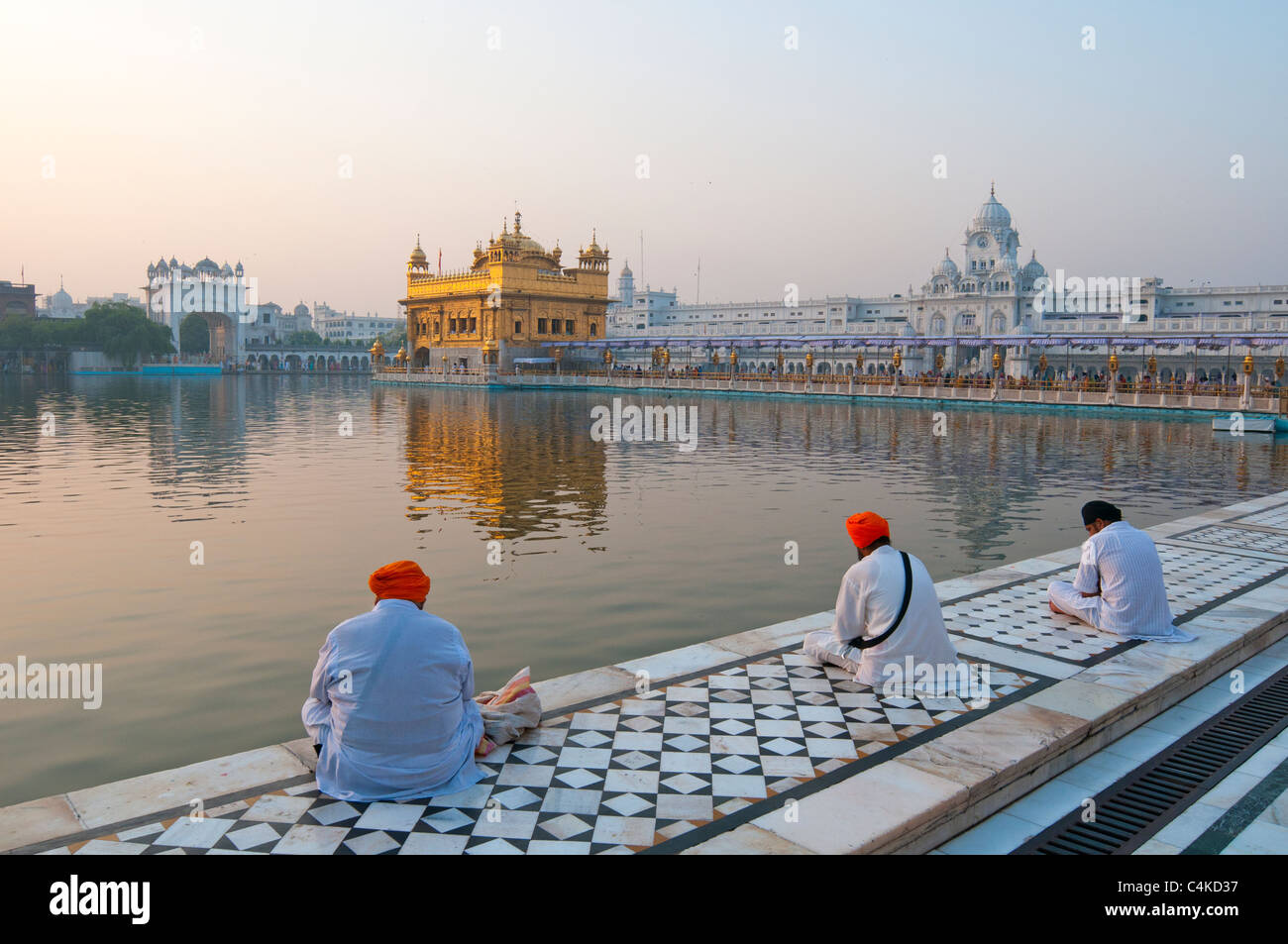 L'Harmandir Sahib (la dimora di Dio) o Darbar Sahib a cui si fa riferimento anche come Tempio d'oro, Amritsar Punjab, India, Asia Foto Stock L'Harmandir Sahib (la dimora di Dio) o Darbar Sahib a cui si fa riferimento anche come Tempio d'oro, Amritsar Punjab, India, Asia Foto Stock