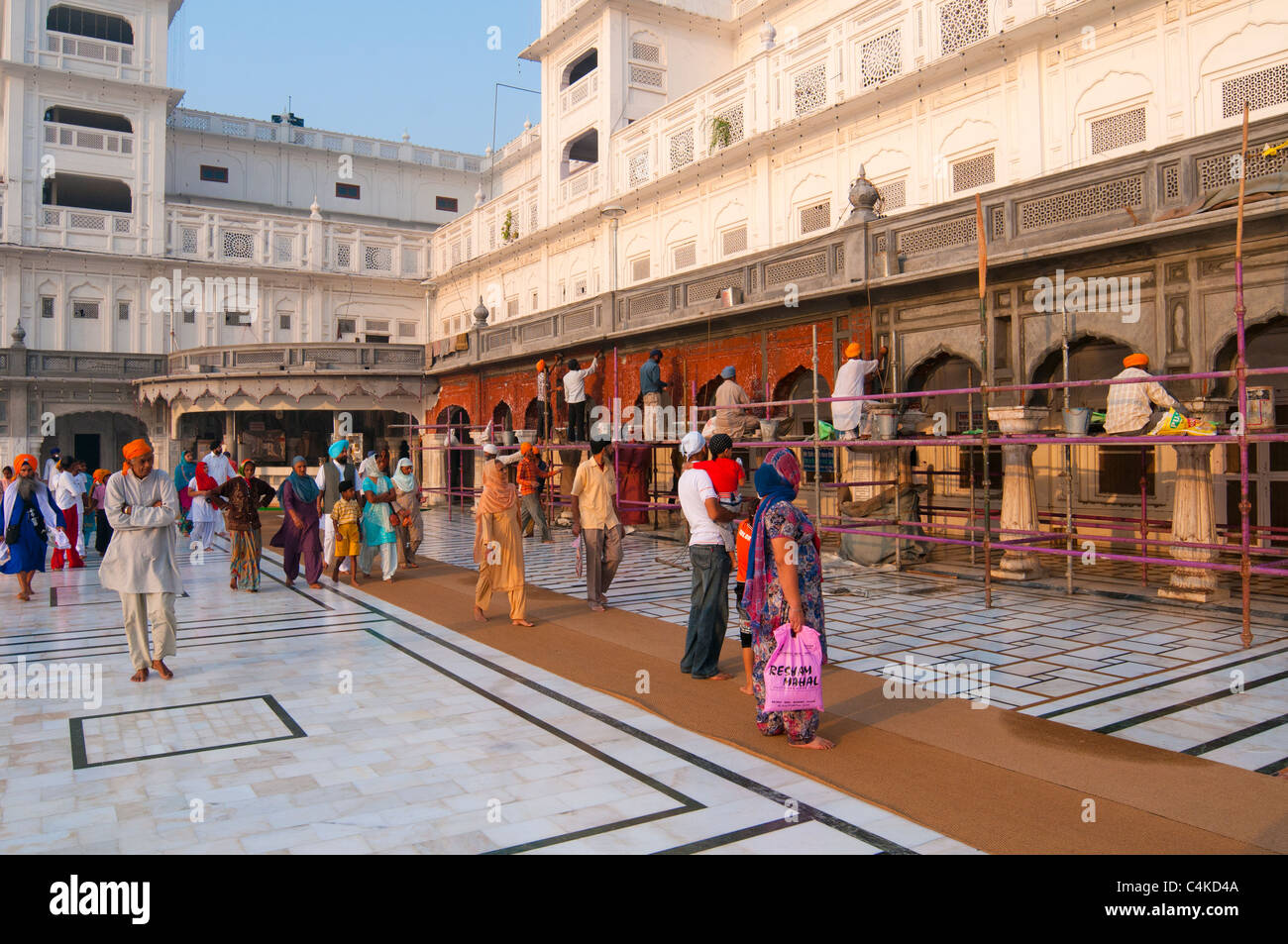 L'Harmandir Sahib (la dimora di Dio) o Darbar Sahib a cui si fa riferimento anche come Tempio d'oro, Amritsar Punjab, India, Asia Foto Stock L'Harmandir Sahib (la dimora di Dio) o Darbar Sahib a cui si fa riferimento anche come Tempio d'oro, Amritsar Punjab, India, Asia Foto Stock