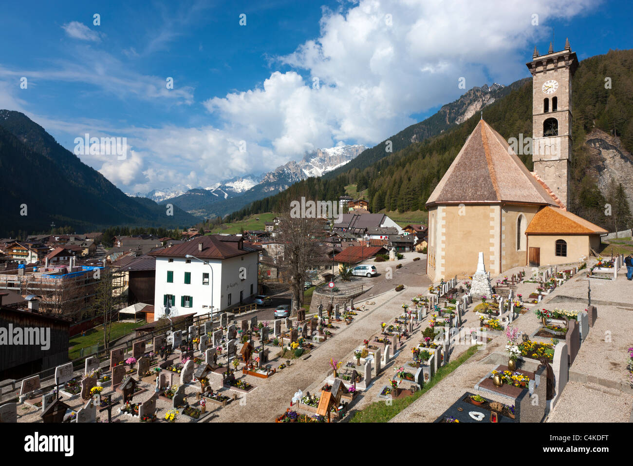 La chiesa parrocchiale dedicata a San Filippo e San Giacomo, Campitello di Fassa Dolomiti Trentino Alto Adige, Italia, Europa Foto Stock