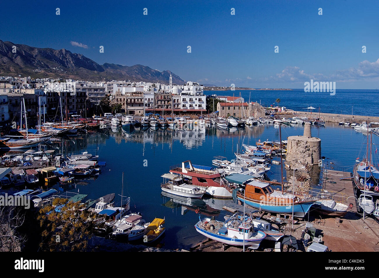 Vista panoramica di Kyrenia Porto Vecchio Cipro del Nord Foto Stock