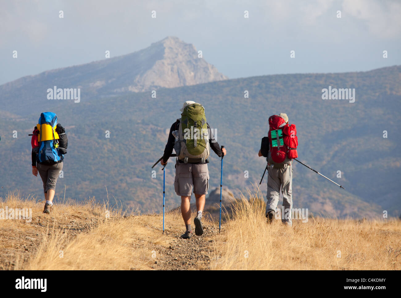 Persone in escursione nelle montagne della Crimea Foto Stock