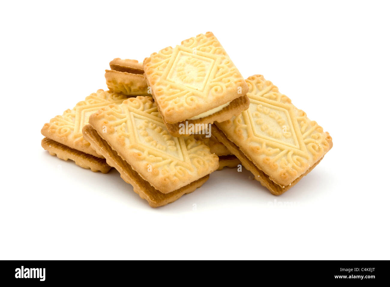 Pila di crema biscotti riempito isolato su bianco Foto Stock