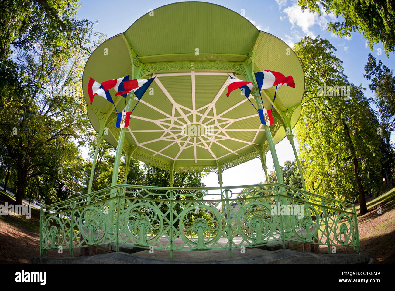 Il 'Bourins' Park bandstand a Vichy (Francia). Kiosque à musique du parc des Bourins, à Vichy (Francia). Foto Stock