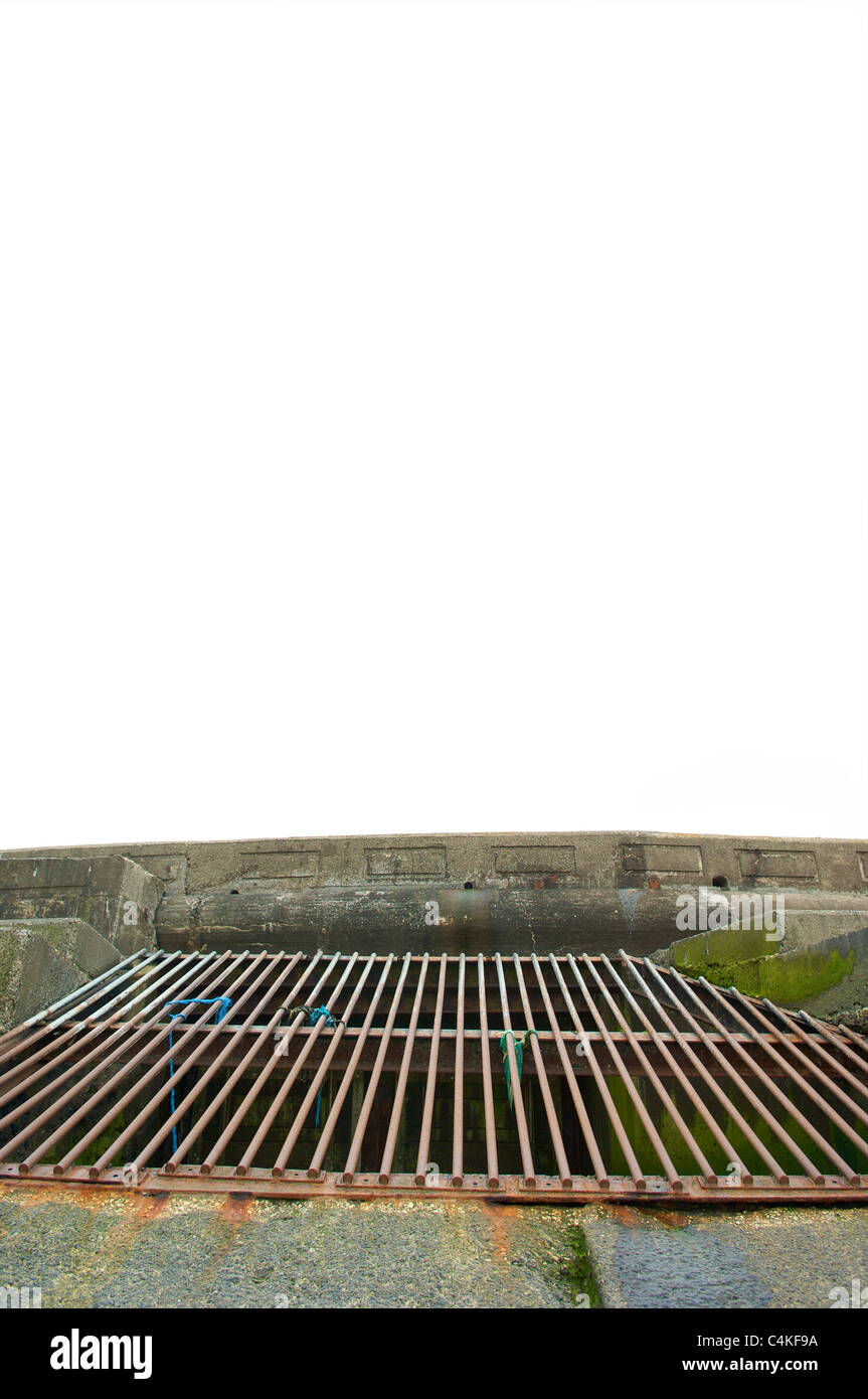 Tempesta scarico sul Seawall Foto Stock