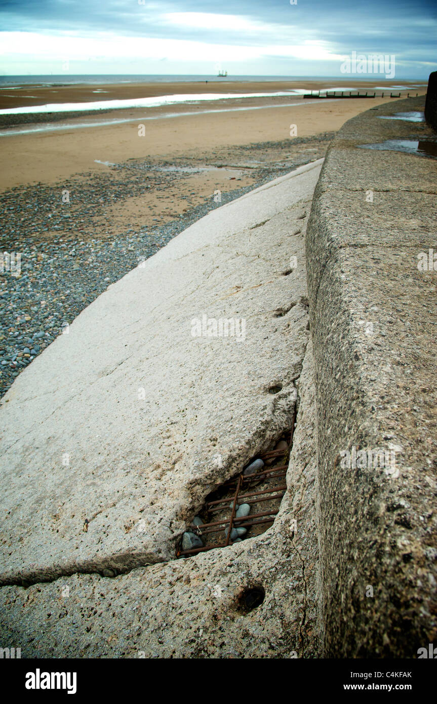 Seawall danneggiati devono essere sostituiti dopo l'Agenzia per l'ambiente stanzia £108 milioni per la costa di Fylde per la difesa del mare l'aggiornamento. Foto Stock