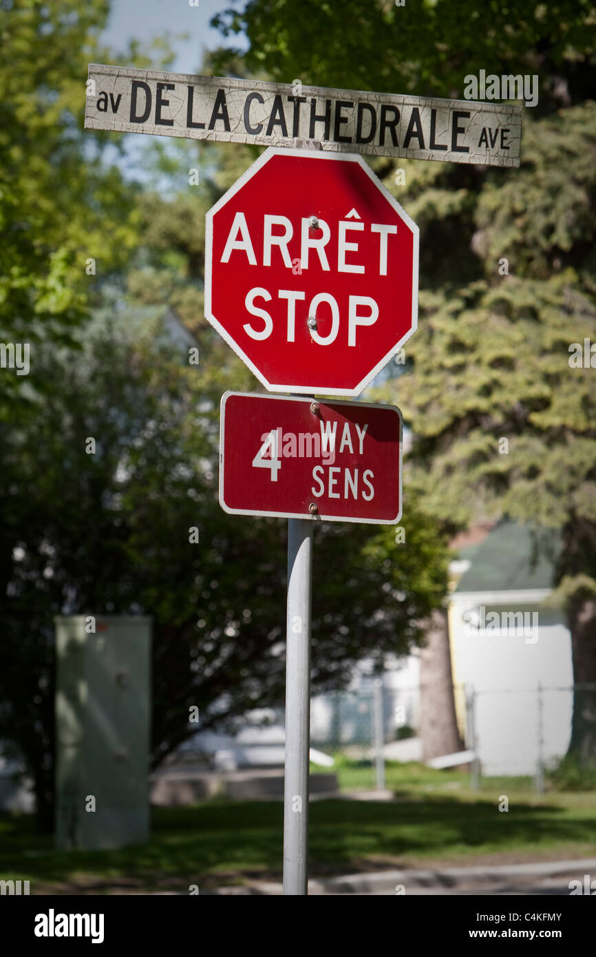 Un Francese-inglese bilingue segno di arresto viene visto su Avenue de la Cathedrale Avenue nel quartiere di Winnipeg di Saint-Boniface Foto Stock