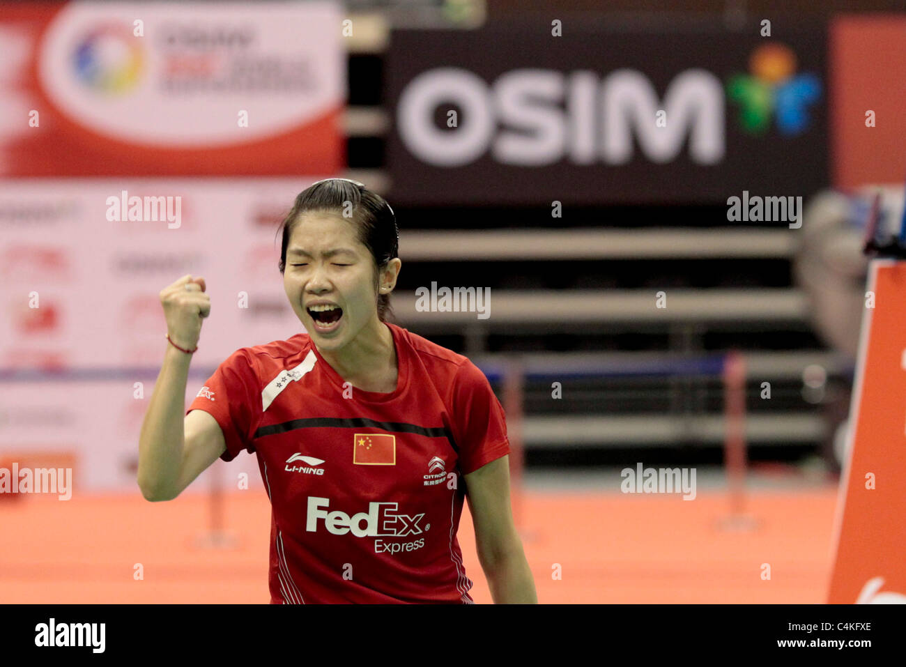 Wang Xin della Cina in azione durante il suo singolare femminile finali del Li-Ning Singapore Open 2011. Foto Stock