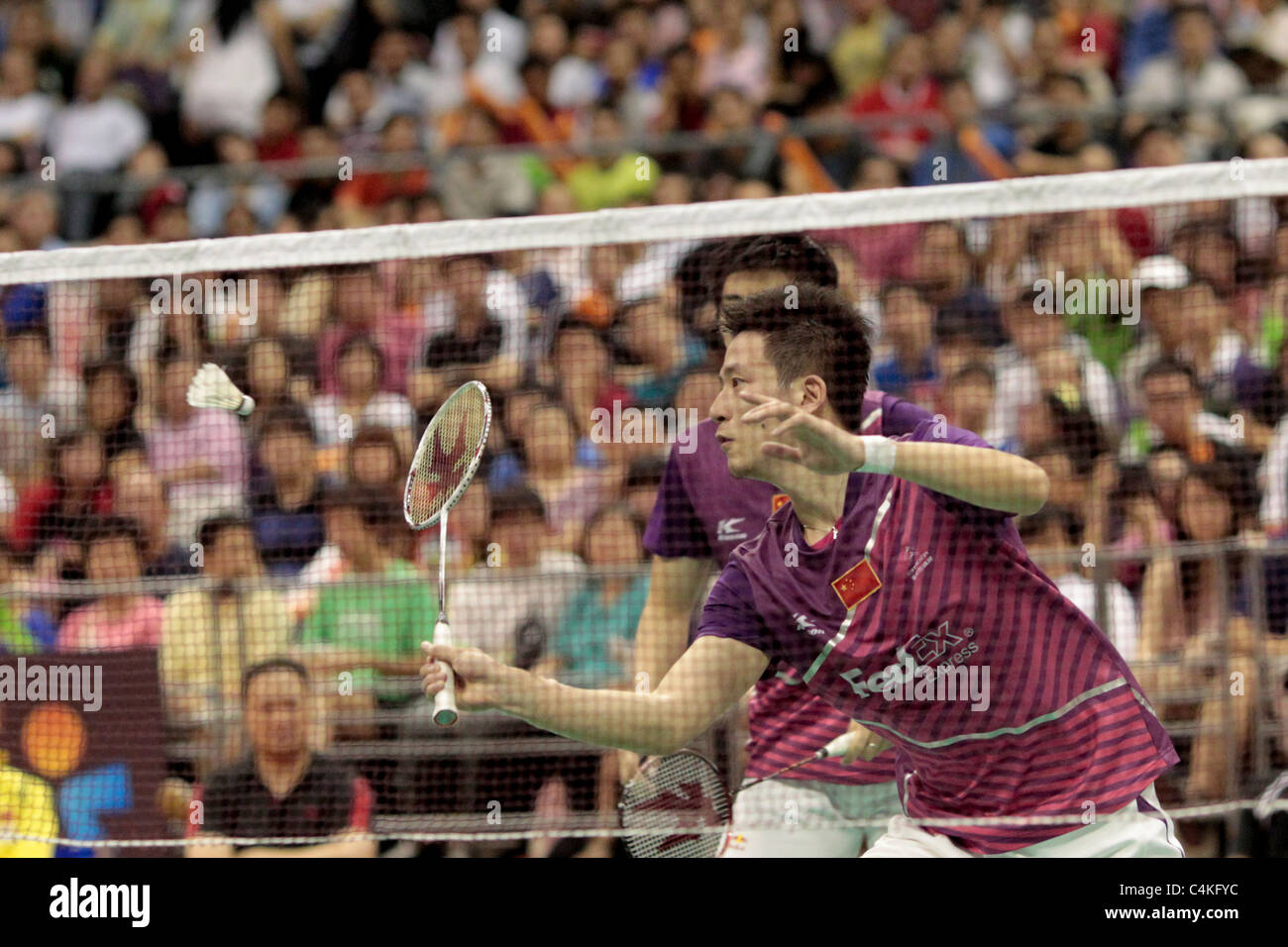 Cai Yun(parte anteriore) e fu Haifeng della Cina in azione durante i loro uomini doppio finali del Li-Ning Singapore Open 2011. Foto Stock