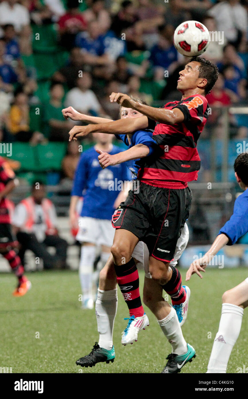 Arlindo Neto di CR Flamengo U15(rosso) va per la testata durante il ventitreesimo Canon Lion City Cup. Foto Stock