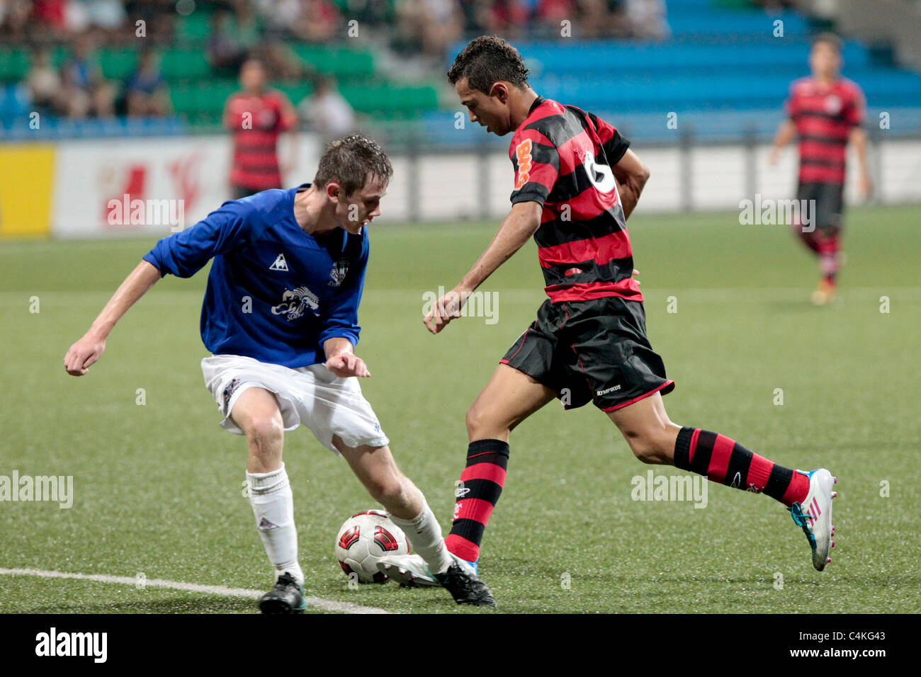 Arlindo Neto di CR Flamengo(rosso) ignora Arlen Birch durante la XXIII Canon Lion City Cup. Foto Stock