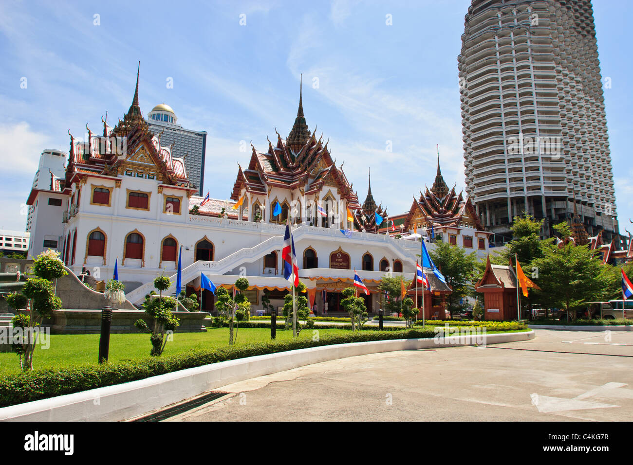 Sala meeting con il padiglione centrale al Wat Yannawa, Bangkok, Thailandia. Foto Stock