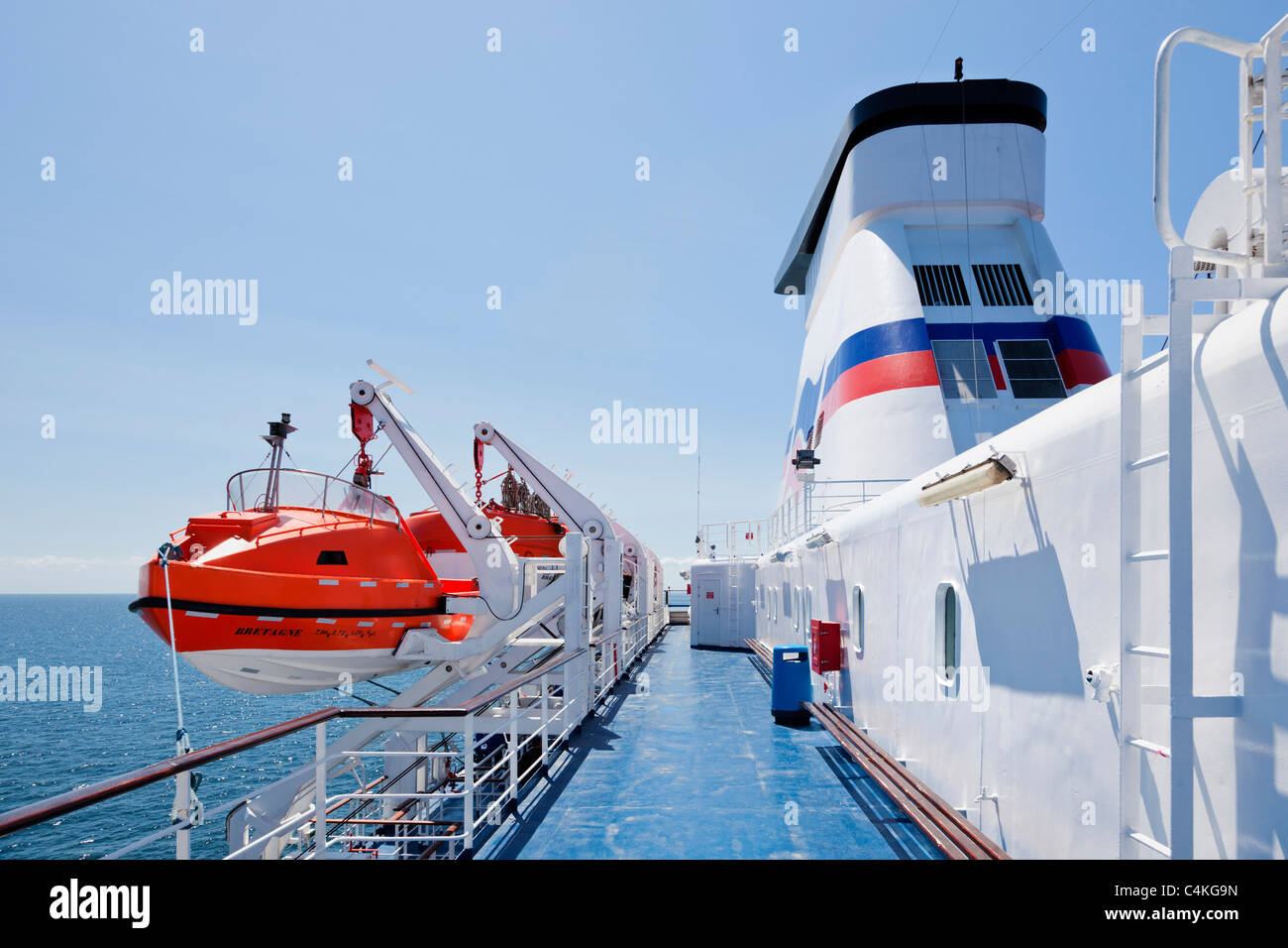 Le imbarcazioni di salvataggio a bordo di un canale trasversale traghetto Francia Europa Foto Stock