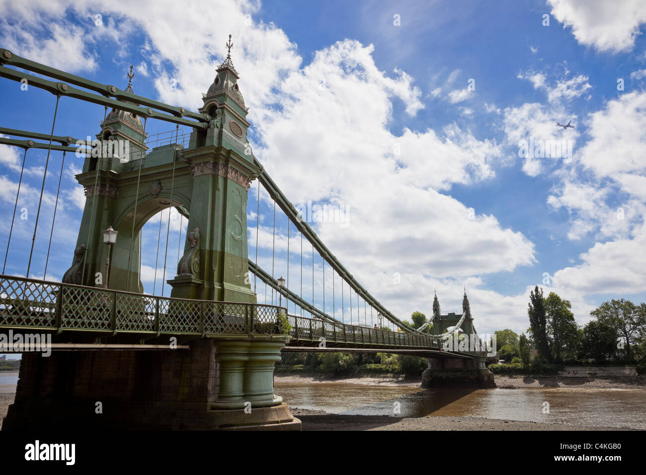 Hammersmith Bridge sul fiume Thames, London, England, Regno Unito Foto Stock