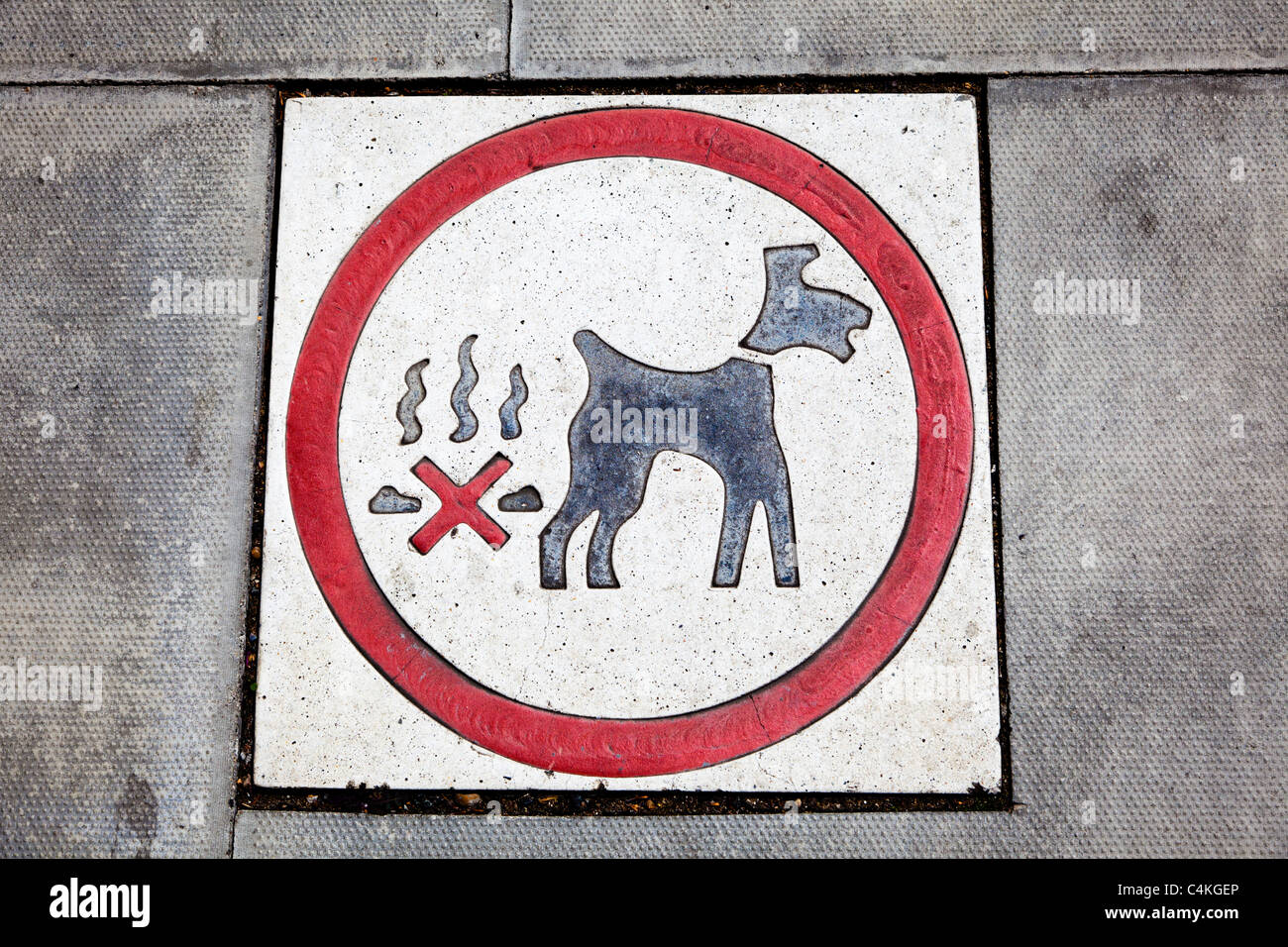 Nessun cane segno pooping incorporato nella pavimentazione, London, England, Regno Unito Foto Stock