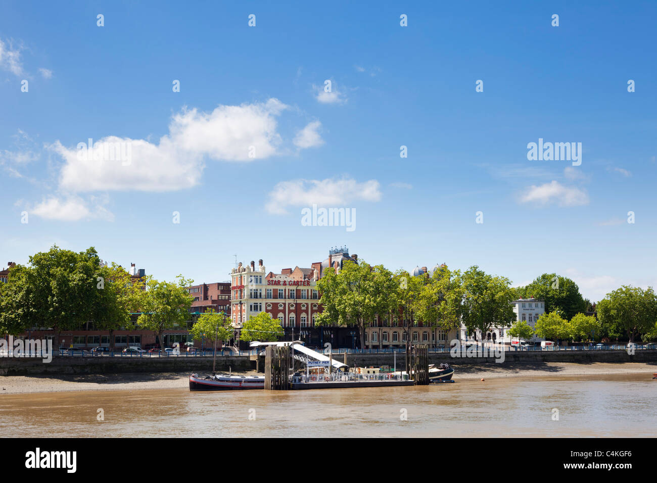 Putney molo sul fiume Thames, London, England, Regno Unito Foto Stock