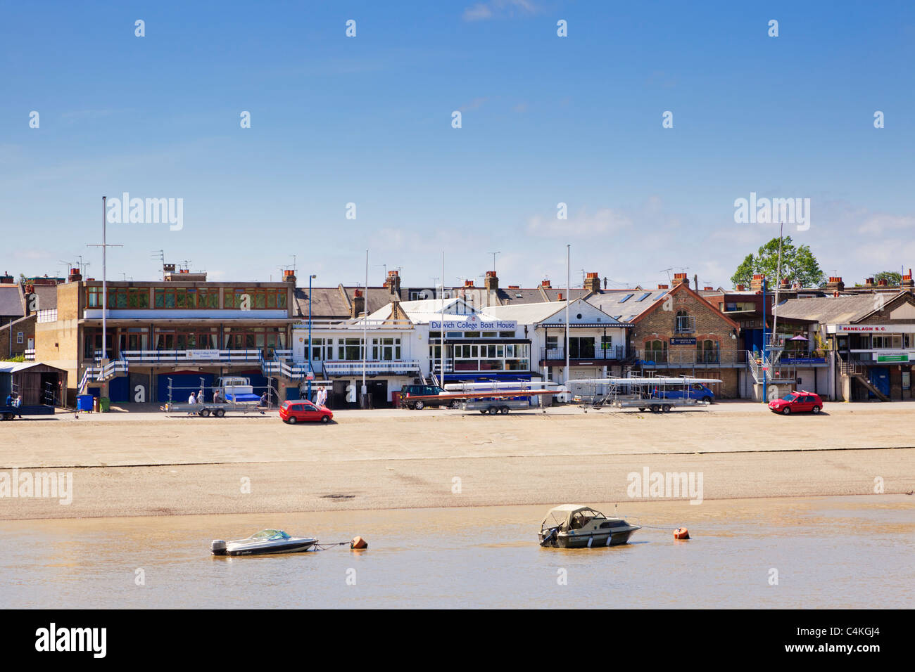 Boathouses inc Dulwich College, Westminster School & Kings College boathouse sul fiume Thames, London, England, Regno Unito Foto Stock