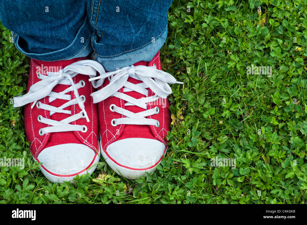 Scarpe da tennis rosse Foto stock - Alamy