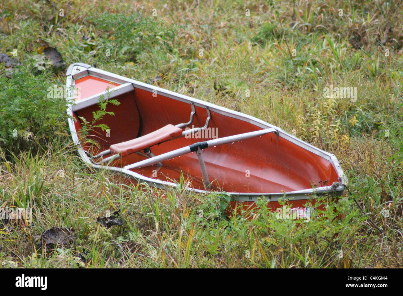 Little Red barca a remi è sulla terra asciutta Foto Stock