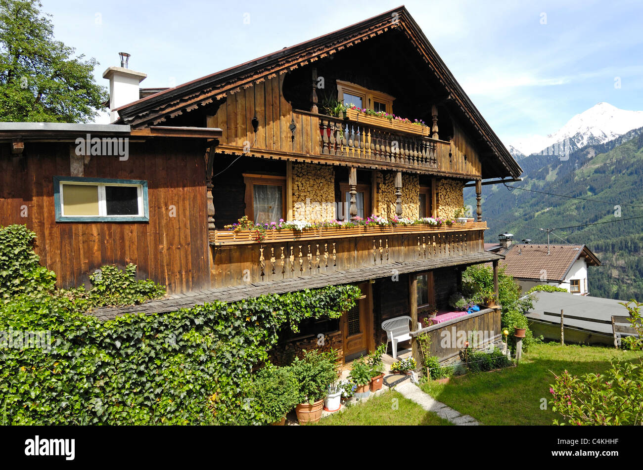 Tradizionale austriaca casa in legno con balconi colorati e cesti di fiori  Foto stock - Alamy