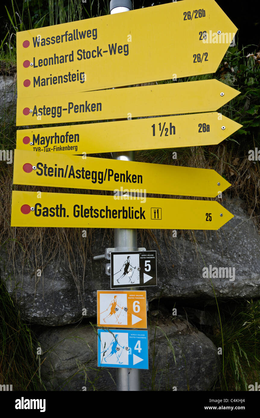Sentieri di montagna segni nelle colline o montagne sopra Mayrhofen in Austria. Foto Stock