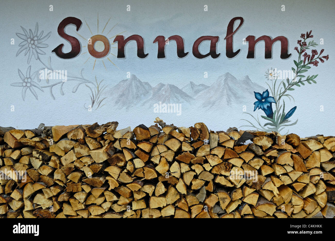 Legno mazzo per il riscaldamento e la cottura dei cibi alla stazione della seggiovia a Sonnalm, Ramsau in Austria Foto Stock