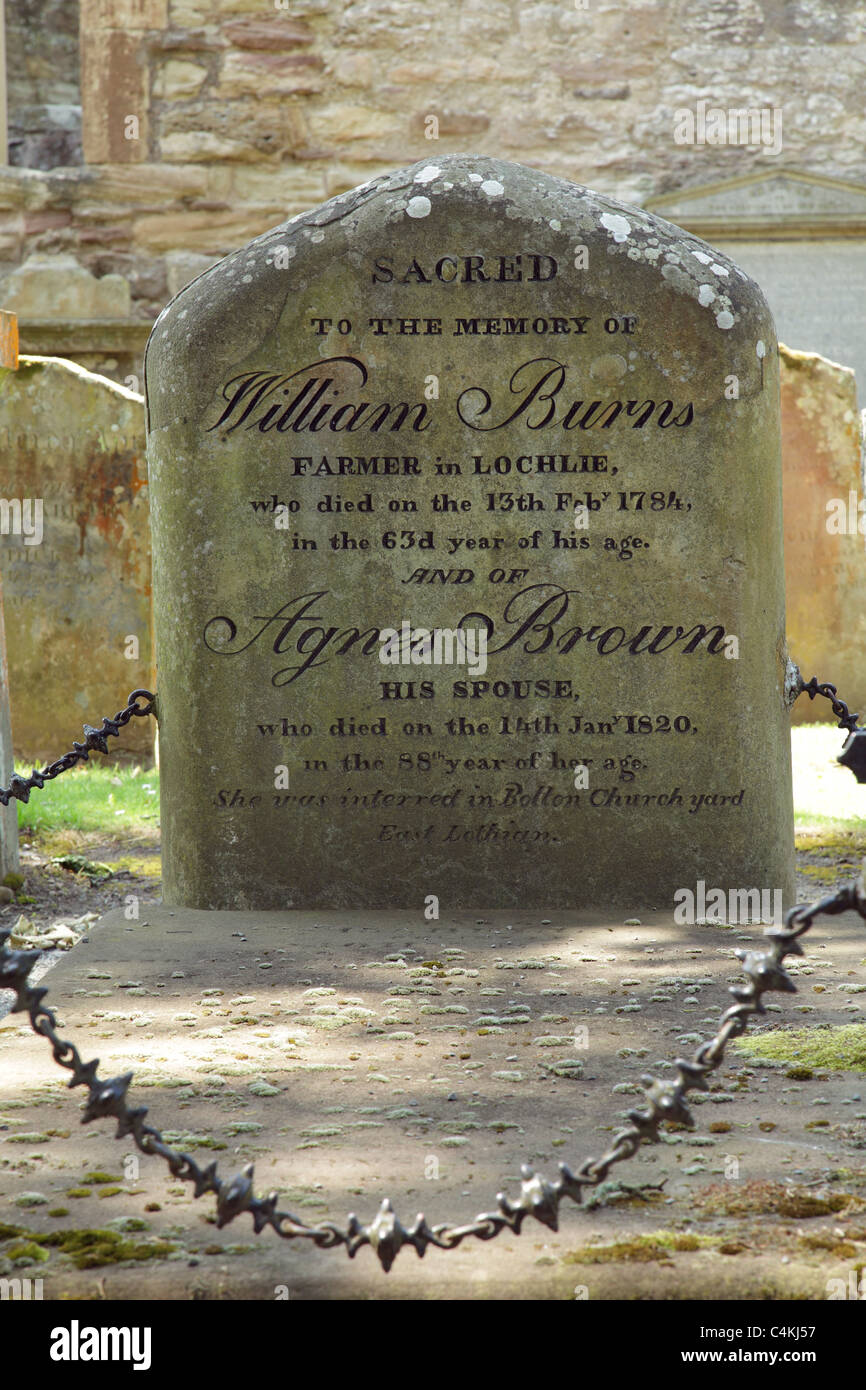 La pietra miliare di William Burns, il padre del poeta scozzese Robert Burns, nell'Auld Kirk Alloway, Ayrshire, Scozia, Regno Unito Foto Stock