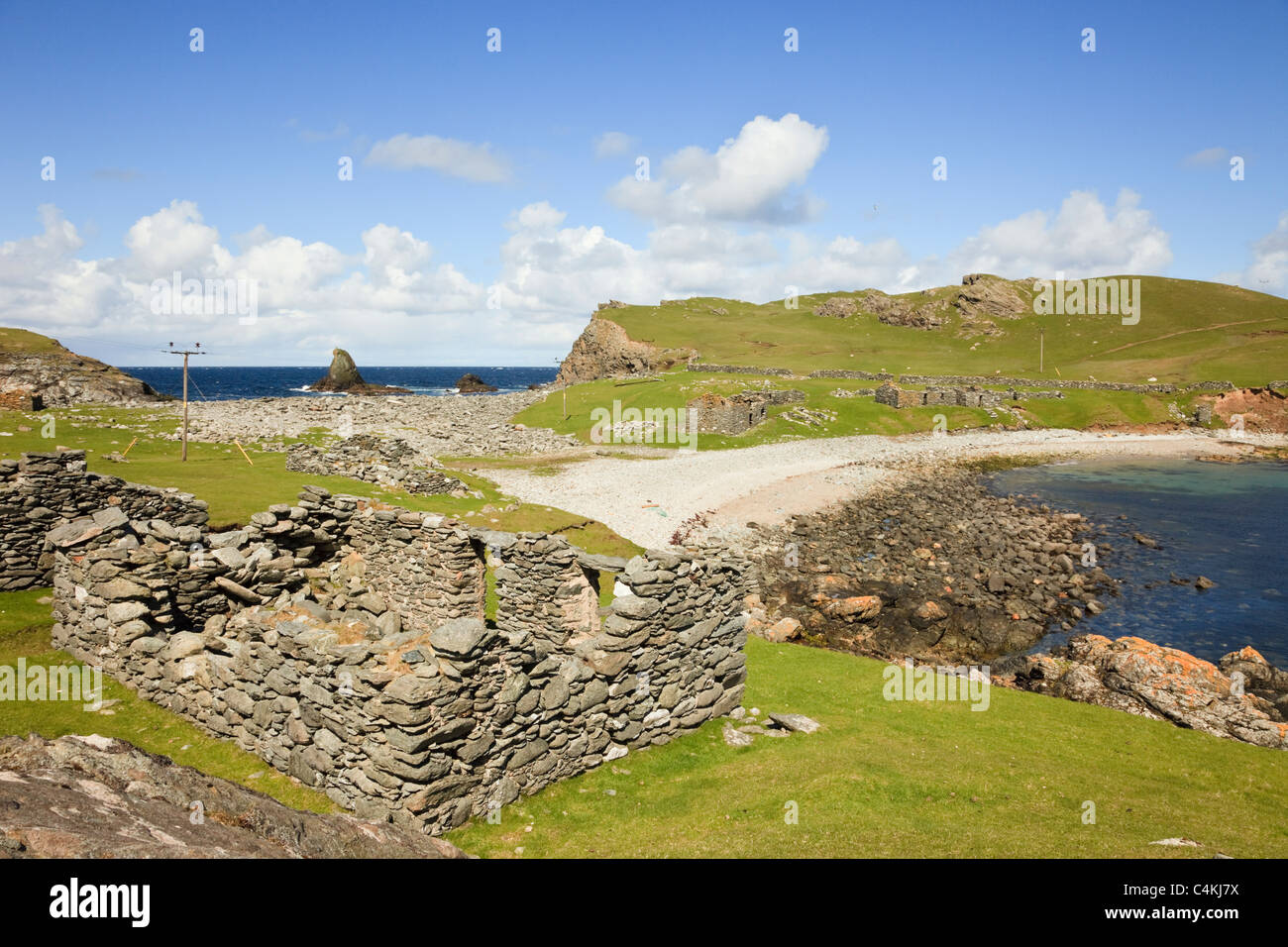 Fethaland, Northmavine, isole Shetland, Scotland, Regno Unito. Derelitti casoni da pesca nella baia di vecchia stazione Haaf sito patrimonio dell'umanità. Foto Stock
