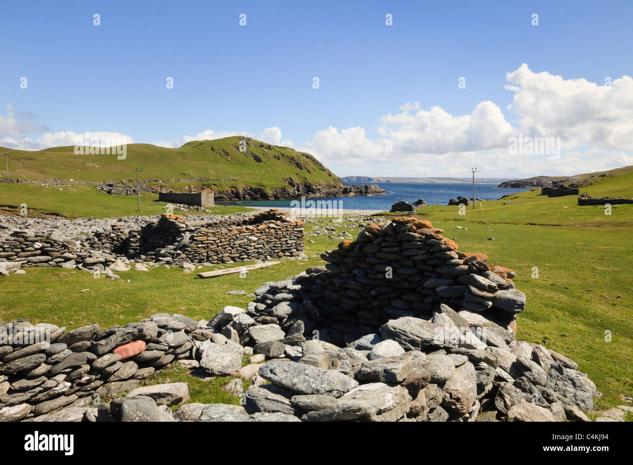 Derelitti casoni da pesca alla vecchia stazione Haaf patrimonio dell'umanità. Fethaland, Northmavine, isole Shetland, Scotland, Regno Unito Foto Stock