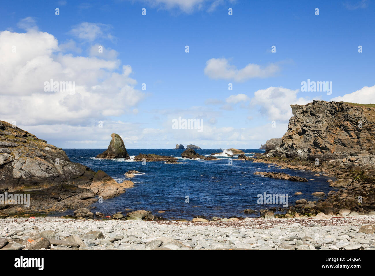 Fethaland, Northmavine, isole Shetland, Scotland, Regno Unito. Cove sulla rocciosa costa scozzese in remote northern Shetland Foto Stock