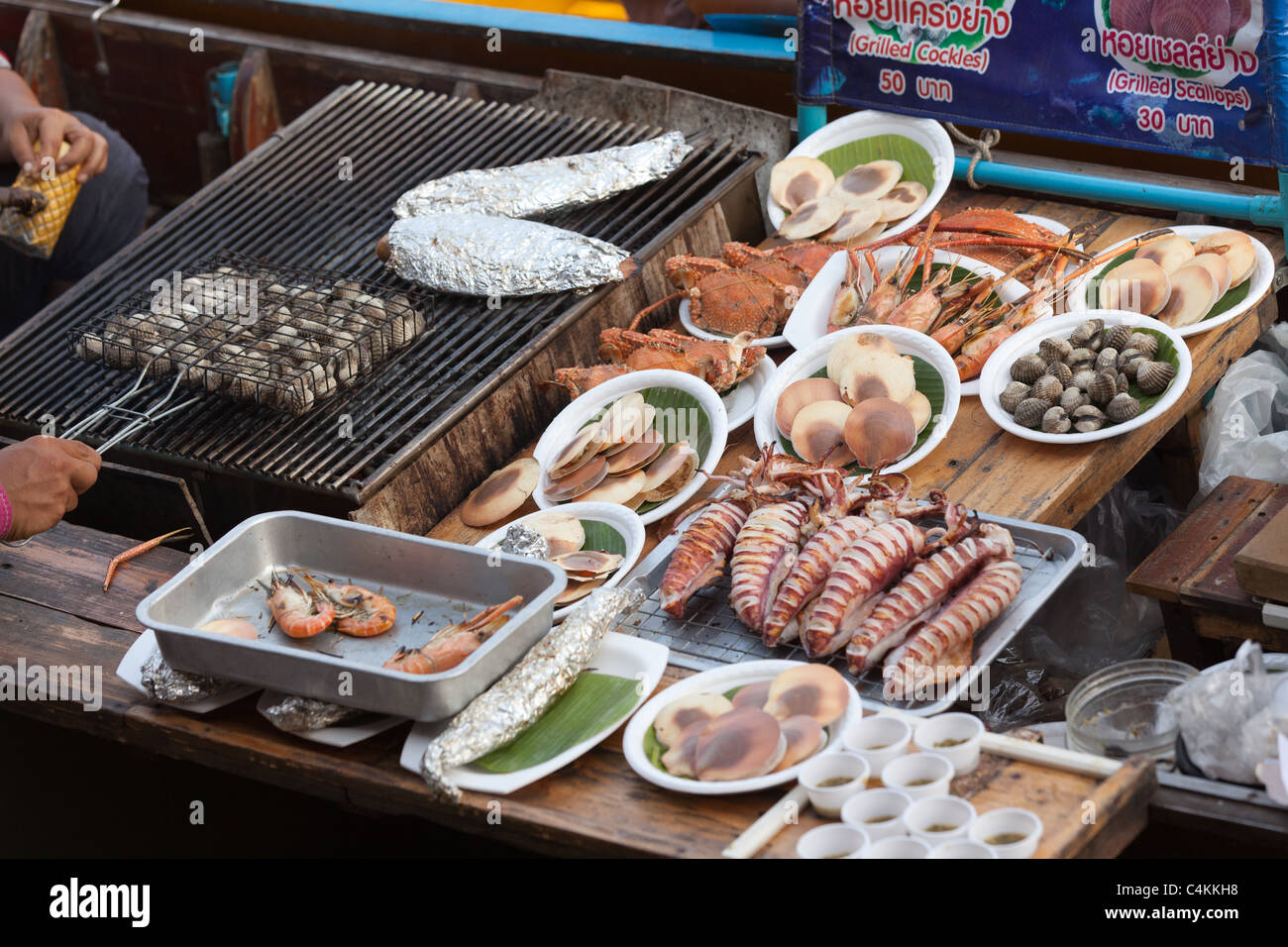 Frutti di mare all'interno del canotto in Amphawa mercato galleggiante, Thailandia Foto Stock