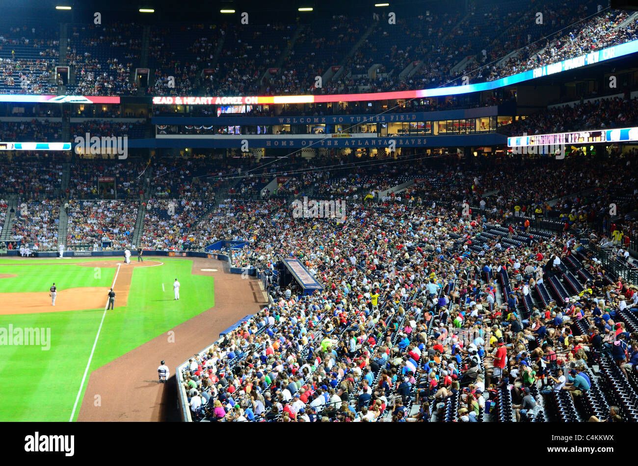 Atlanta, Georgia - 16 Giugno 2011: Atlanta Braves pastella oscilla in un passo a Turner Field. Foto Stock