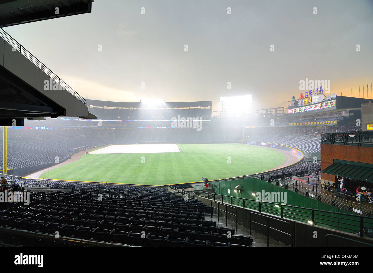 Turner Field di Atlanta, Georgia pioggia ritardata durante un Braves vs. Mets gioco. Foto Stock