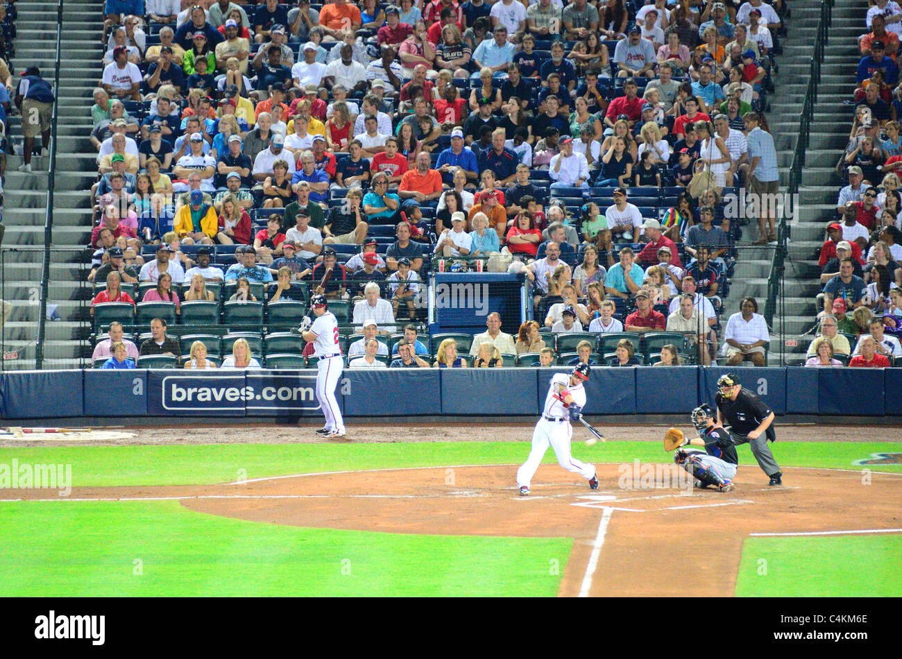 Atlanta Braves pastella oscilla in un passo a Turner Field. Foto Stock