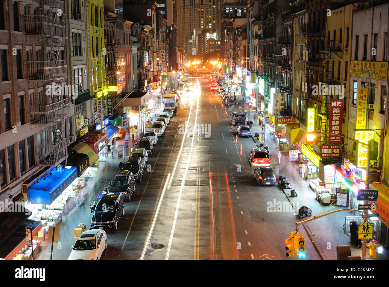 Una strada commerciale a Chinatown, in New York CIty, a notte. Ottobre 24, 2010. Foto Stock