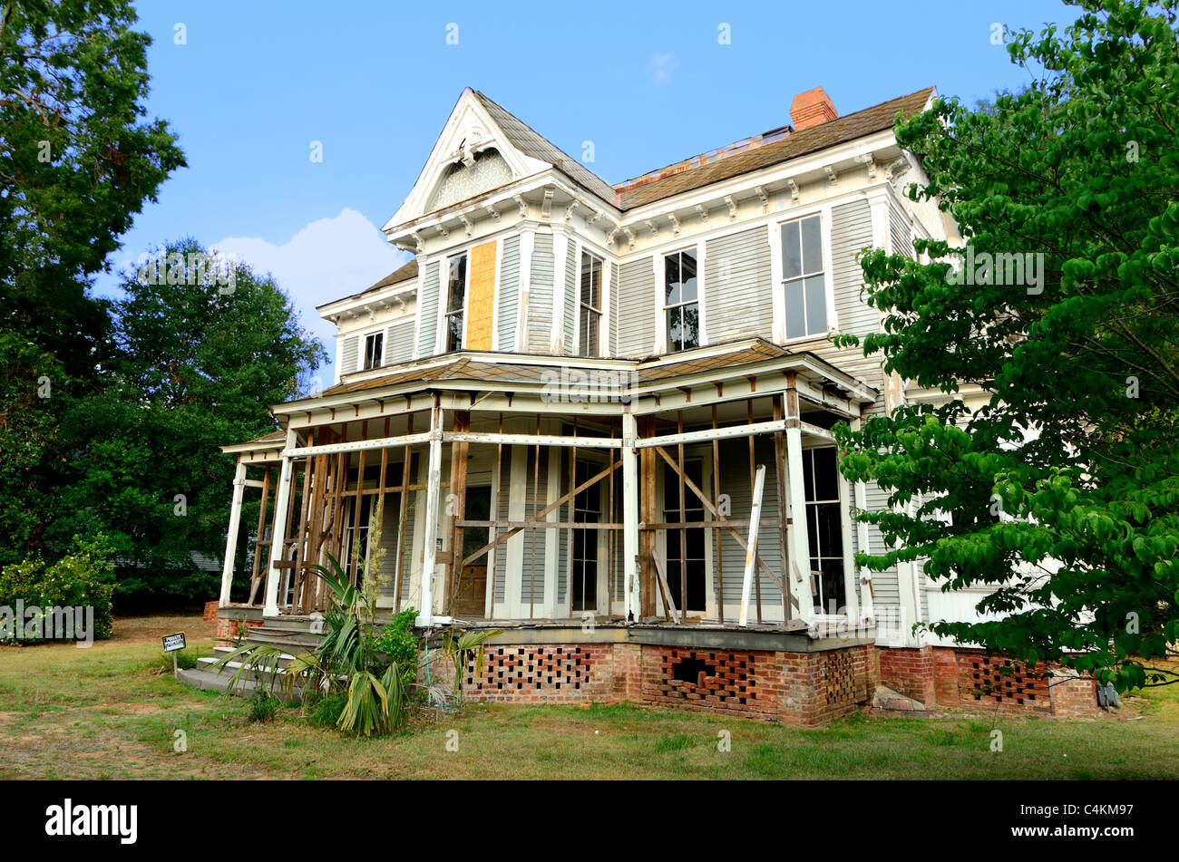 Un vecchio abbandonato antebellum home. Foto Stock